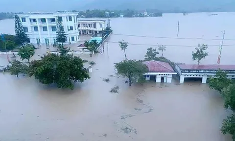 Phú Yên: Hàng nghìn ngôi nhà chìm trong biển nước sau bão số 12
